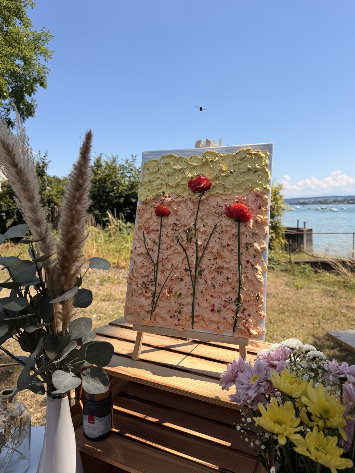 Essbare Leinwand mit Blüten vor dem Bodensee