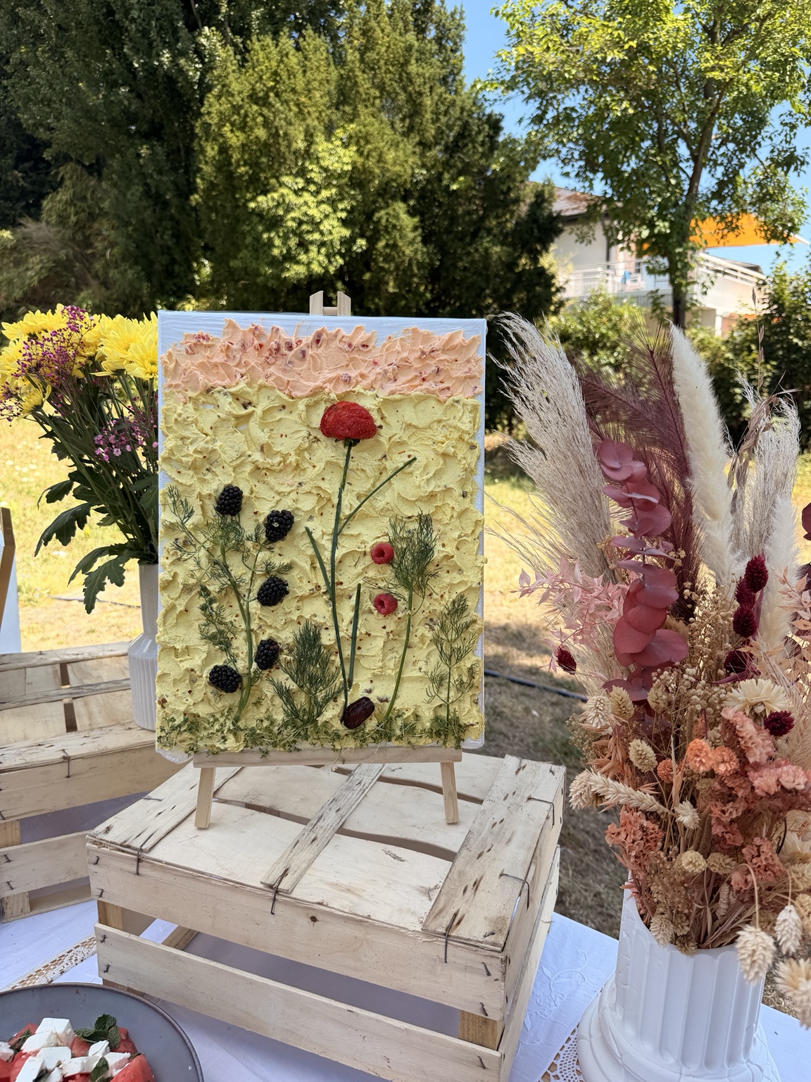 Essbare Leinwand mit Blüten und Beeren bei einer Feier im Garten